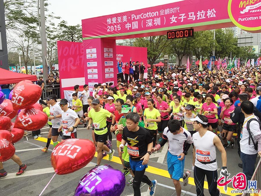 2015年3月8日，深圳首届女子马拉松在深南大道鸣枪起跑。这也是国内首个女子专属马拉松赛事。中国网图片库 邓飞/摄