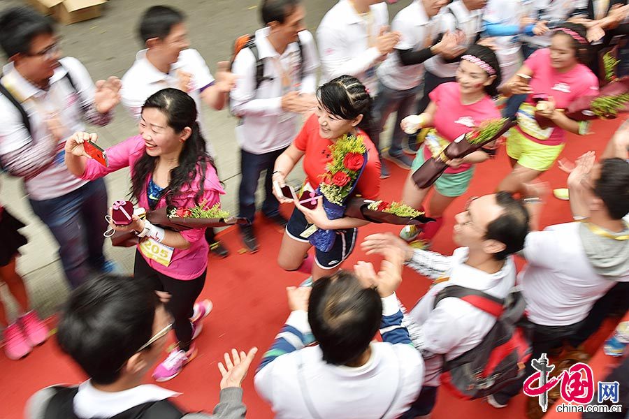 2015年3月8日，深圳首届女子马拉松在深南大道鸣枪起跑。这也是国内首个女子专属马拉松赛事。中国网图片库 邓飞/摄