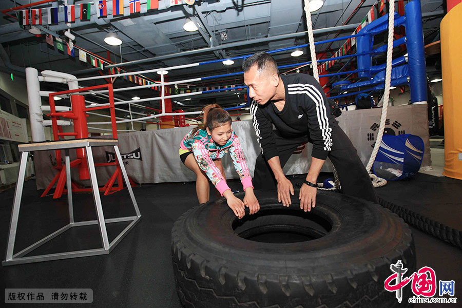 因为轮胎太重了，平时训练的时候需要教练的协助。中国网图片库 吕斌/摄
