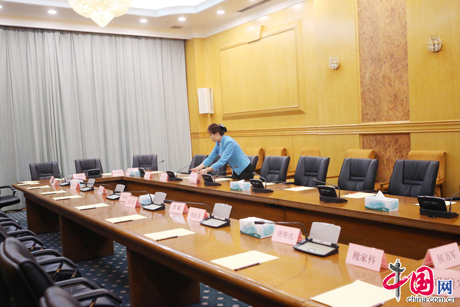孙娜临时安排了一间准备好的小组讨论会议室，迅速收拾桌牌，重新摆签。 中国网记者 董宁摄影