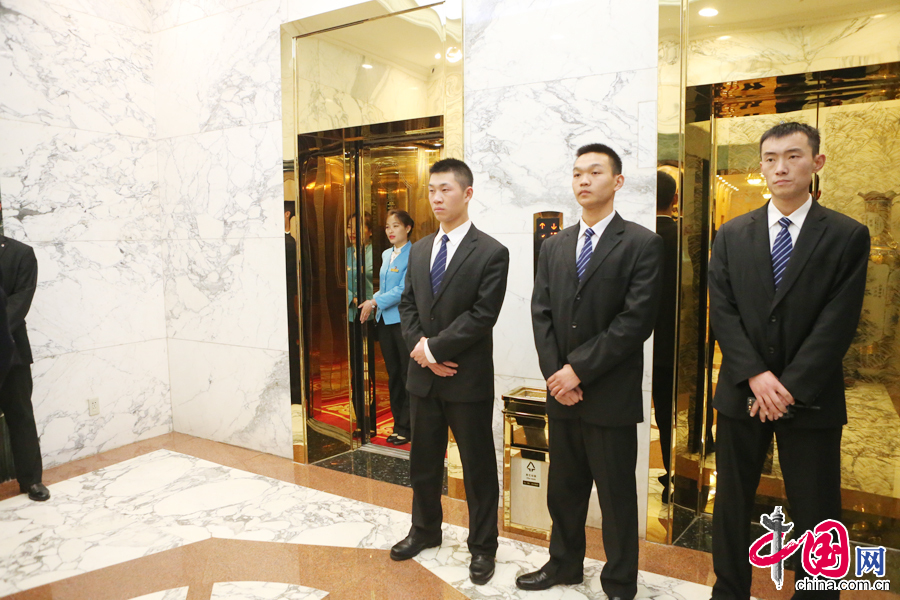 会议即将结束，孙娜提前来到电梯口，打开电梯等待代表退场，避免代表们在电梯口长时间等待。中国网记者 董宁摄影