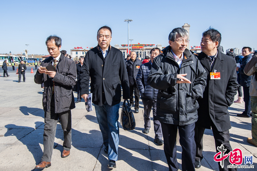 3月9日，全国政协委员陈凯歌入场。 中国网记者 郑亮摄影
