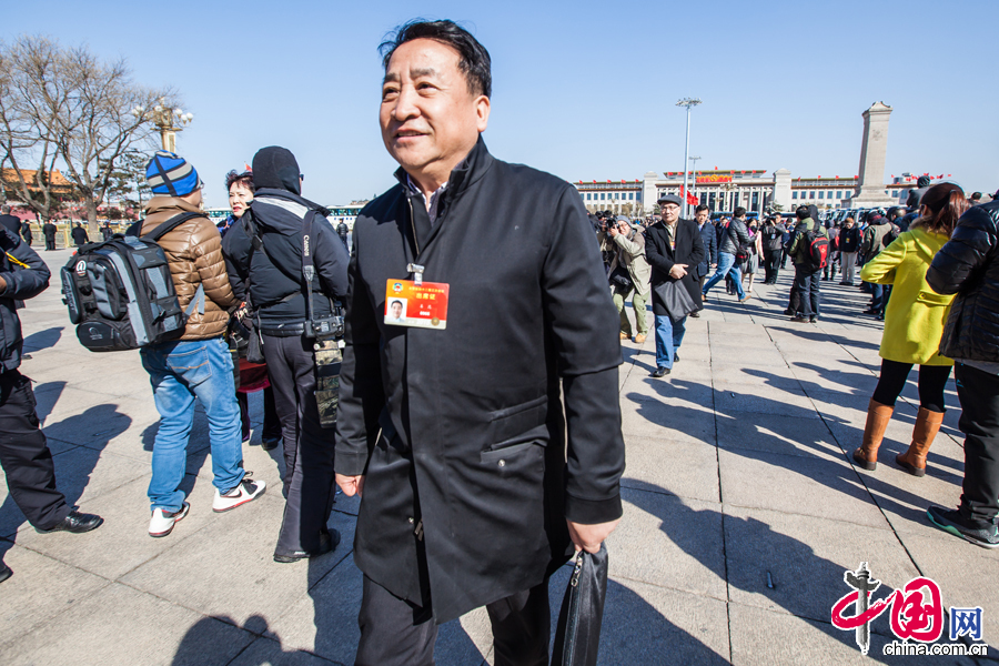 3月9日，全国政协委员姜昆入场。 中国网记者 郑亮摄影