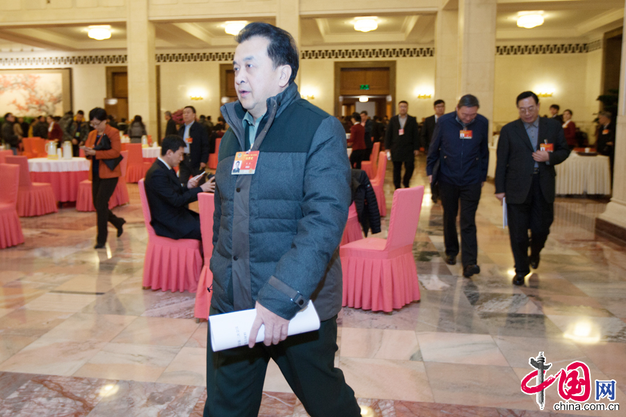 3月9日，全国政协委员黄宏参加会议。 中国网记者 郑亮摄影