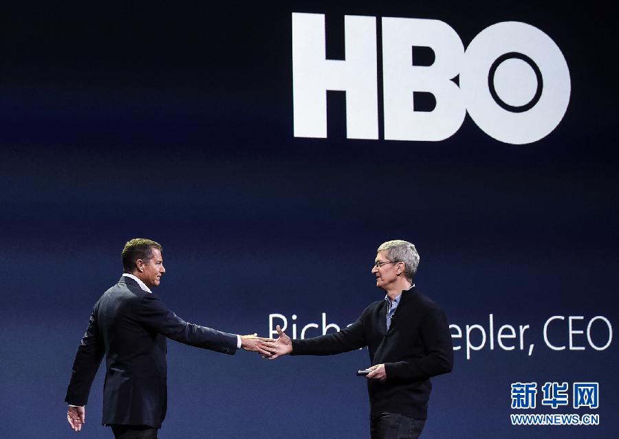 3月9日，在美国加州旧金山，苹果公司首席执行官蒂姆·库克（右）在发布会上与HBO公司首席执行官理查德·普莱普勒握手，宣布两家公司在Apple TV系统开展合作。 当日，苹果公司在美国加州旧金山举行2015年春季发布会。 新华社发