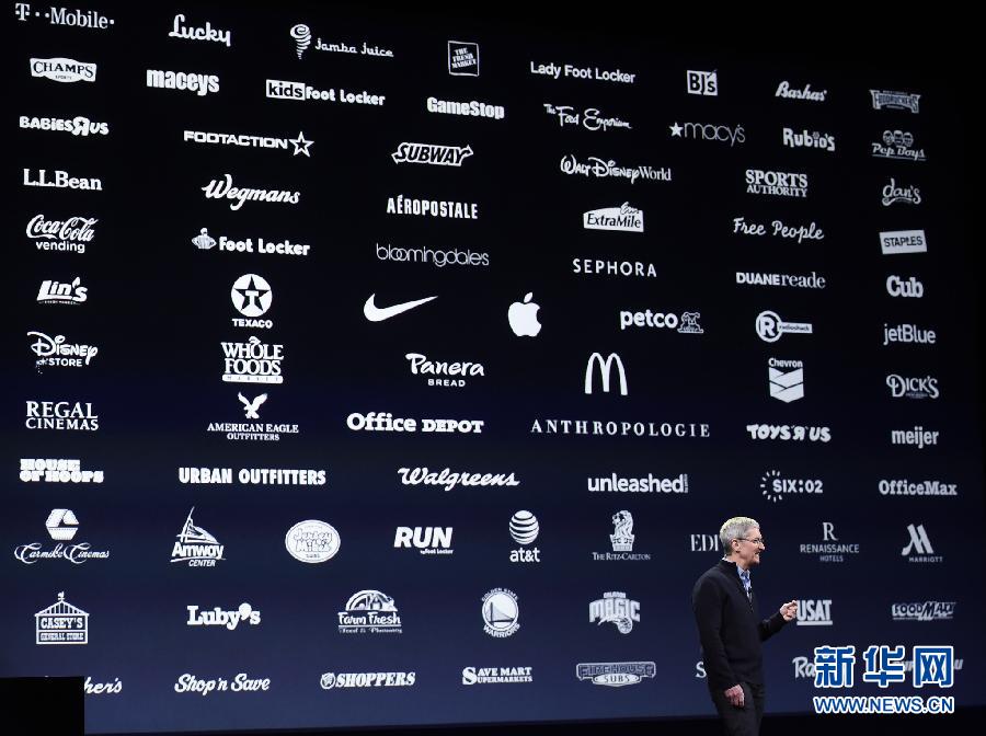 3月9日，在美國加州舊金山，蘋果公司首席執行官蒂姆·庫克在發佈會上介紹Apple Pay。當日，蘋果公司在美國加州舊金山舉行2015年春季發佈會。 新華社發