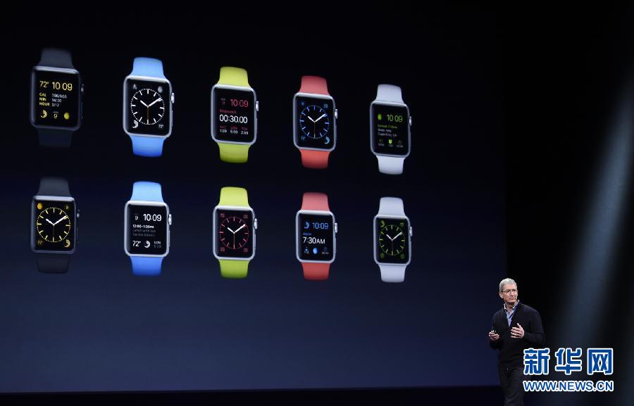 3月9日，在美國加州舊金山，蘋果公司首席執行官蒂姆·庫克在發佈會上介紹Apple Watch。當日，蘋果公司在美國加州舊金山舉行2015年春季發佈會。 新華社發