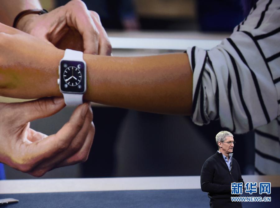 3月9日，在美國加州舊金山，蘋果公司首席執行官蒂姆·庫克在發佈會上介紹Apple Watch。當日，蘋果公司在美國加州舊金山舉行2015年春季發佈會。 新華社發