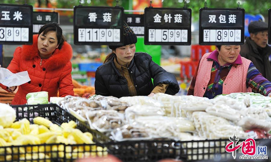2015年3月10日，安徽省阜阳市民在一家超市选购蔬菜。 中国网图片库 卢启建/摄
