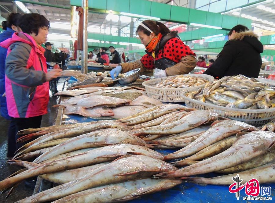 2015年3月10日，市民在江蘇連雲港市海州區一家農貿市場選購海鮮水産品。中國網圖片庫 耿玉和/攝