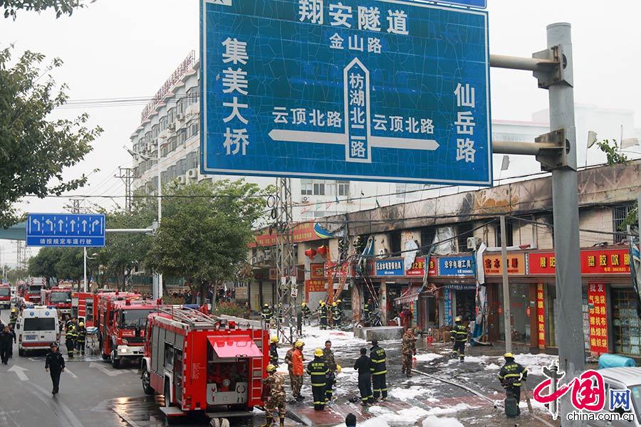 3月10日，消防人员在福建省厦门市一家具厂的沿街店面起火现场救援。中国网图片库 曾德猛/摄