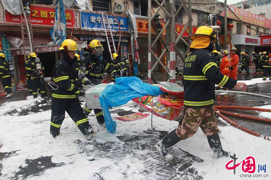 3月10日，消防人员在福建省厦门市一家具厂的沿街店面起火现场救援。中国网图片库 曾德猛/摄