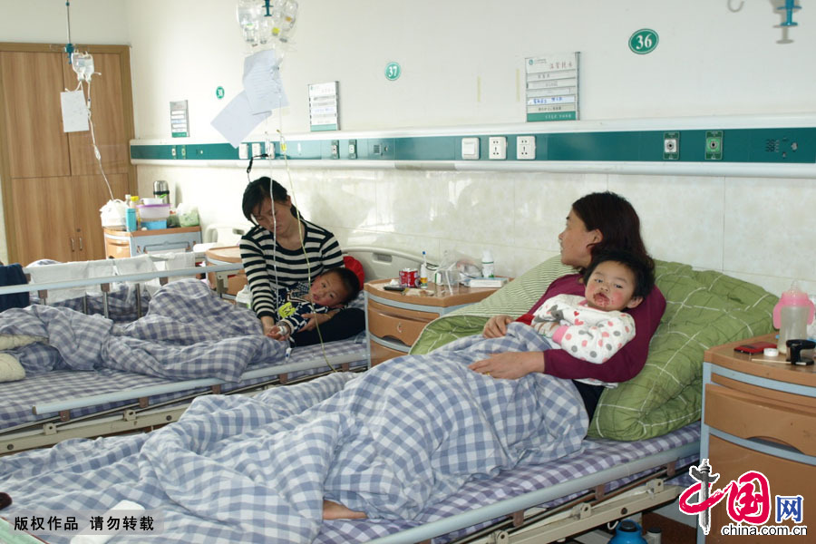 3月10日，大人陪兩個孩子在九江市婦幼保健院兒科接受治療。