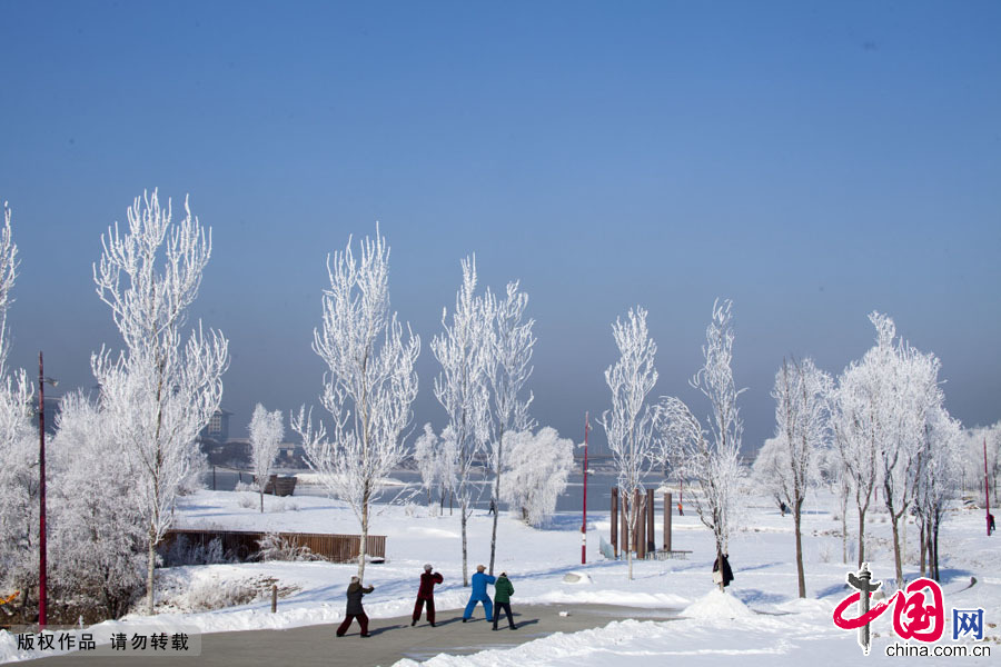2015年3月11日，吉林省吉林市松花江畔再次出現婀娜多姿的霧凇景觀，市民們在美景中晨練。