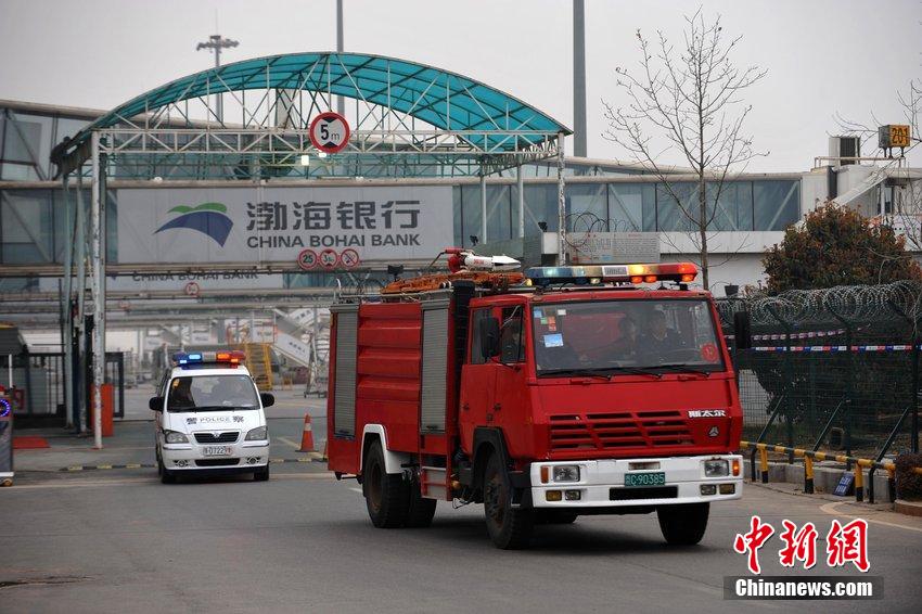 2015年3月10日，湖北武汉天河机场，处理事故的最后几辆消防车辆和警车陆续离开。承影 摄 图片来源：CFP视觉中国