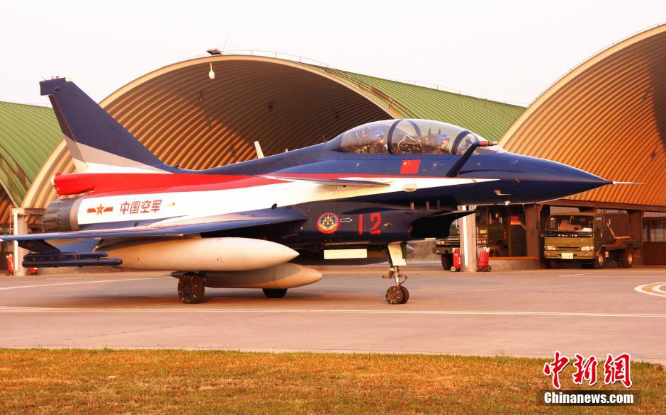 　　圖為3月3日，空軍八一飛行表演隊殲-10表演機編隊飛行訓練，備戰蘭卡威國際海空展。 中新社發 張鵬焱 攝