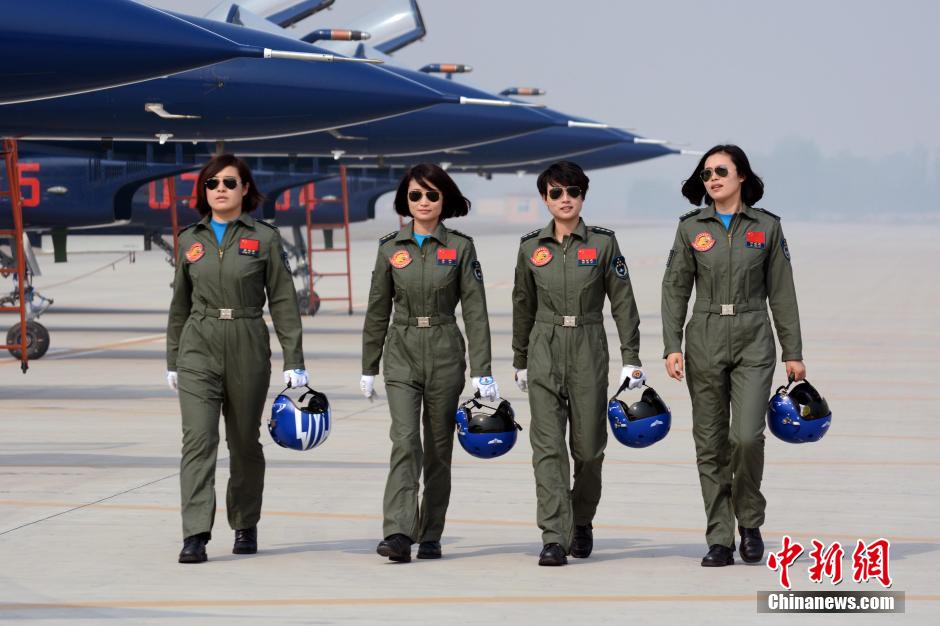 图为空军八一飞行表演队女飞行员训练归来的资料图片。中新社发 张鹏焱 摄