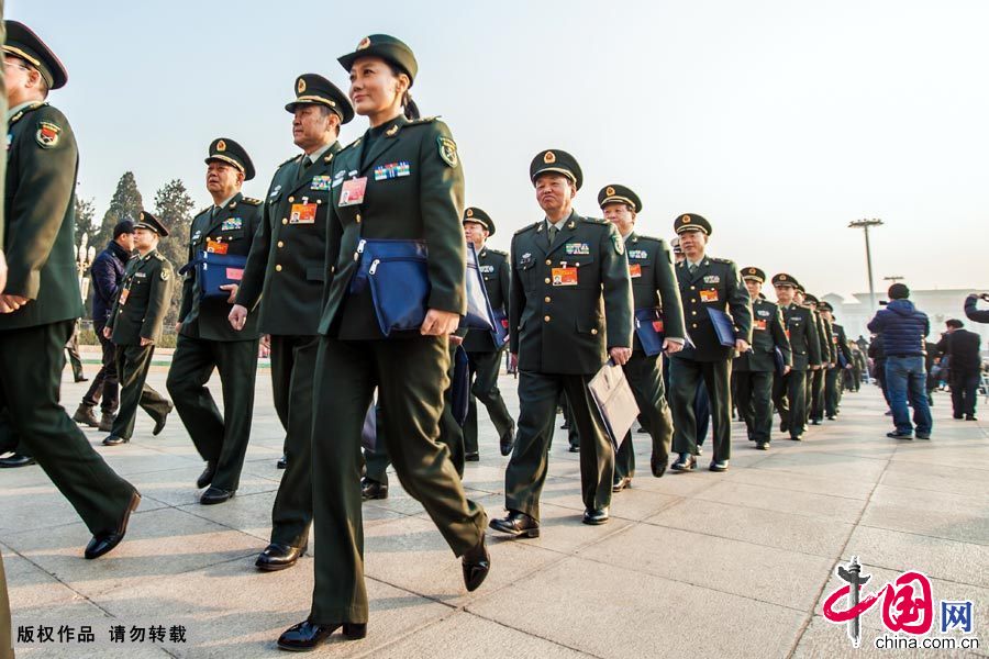 2015年3月5日，第十二届全国人大第三次会议开幕式开始前，解放军代表步入会场。 中国网 郑亮/摄影