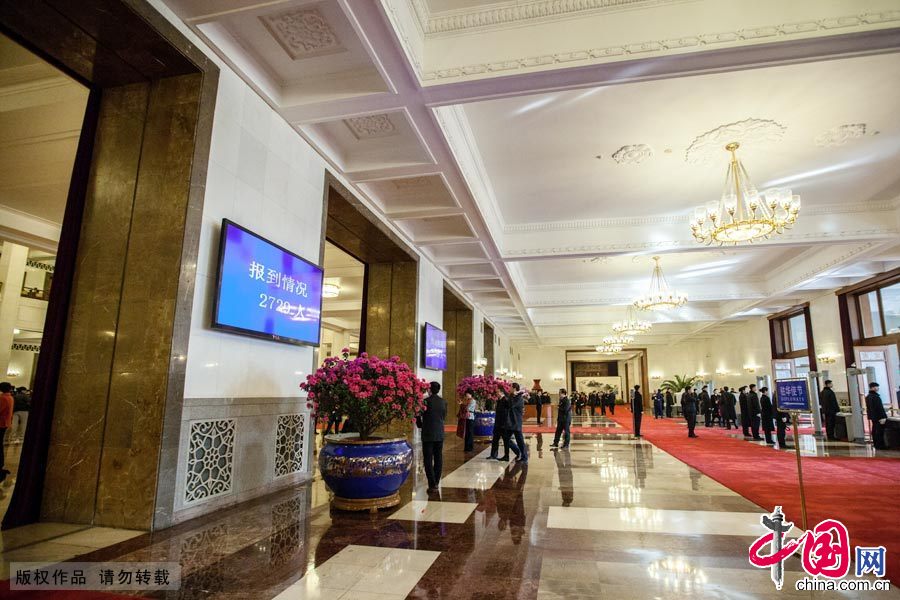 2015年3月12日，大会堂入口处的电子屏上显示参会代表报道情况。中国网 郑亮摄影