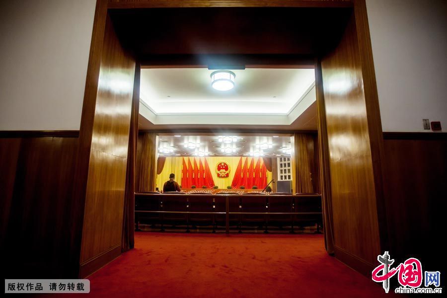 跨入这道门就进入了世界上最大的室内礼堂——万人大礼堂。 中国网记者 郑亮/摄影