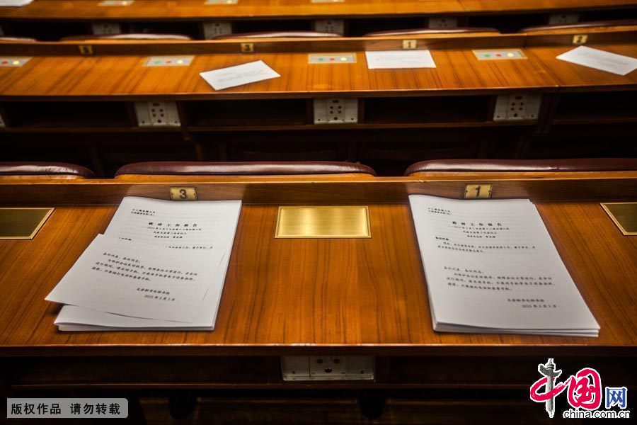 打印好的文件提前发放到代表的坐席上。 中国网记者 郑亮/摄影