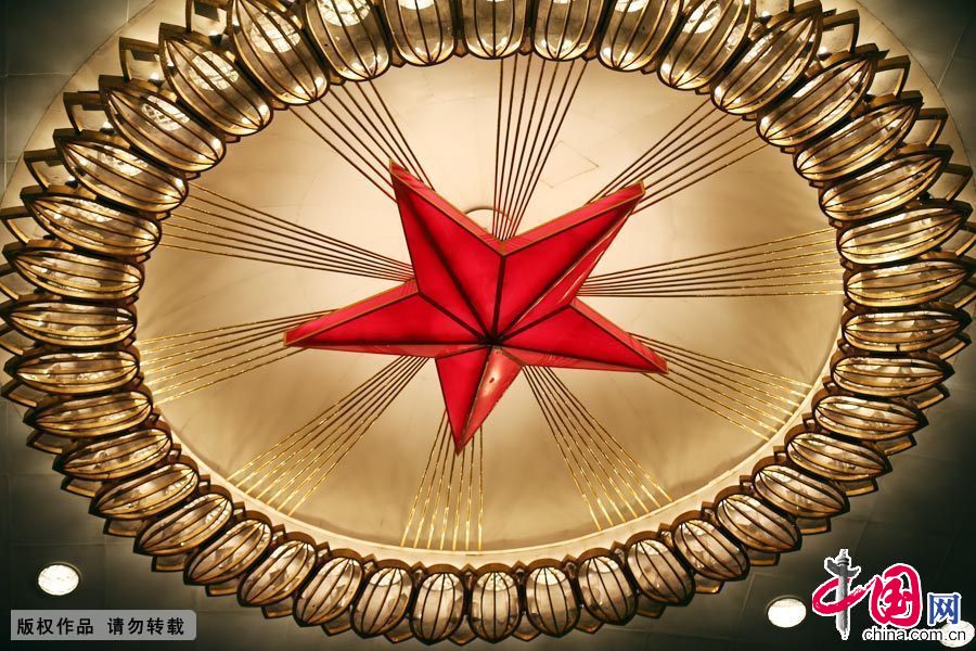 万人大礼堂的穹顶，中心有红宝石般的五星灯，周围辐射出70道光芒线和40个葵花瓣，代表着“群众向着我们党，拥护我们新中国”。 中国网记者 董宁/摄影