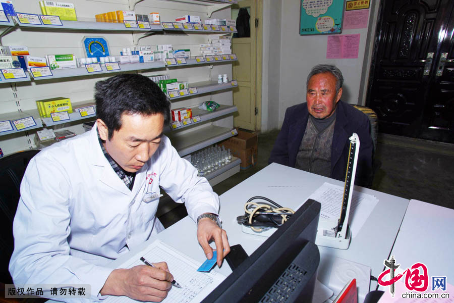 2015年3月9日，呂吉弟一大早就來到村衛生室，為妻子登記醫保卡準備藥品報銷。妻子的醫藥費對於這個並不富裕的家庭來説，是一筆不小的開支。