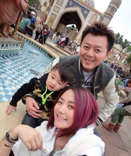 王学兵妻子曾是TVB主播 曝 毒星 家庭照(组图)