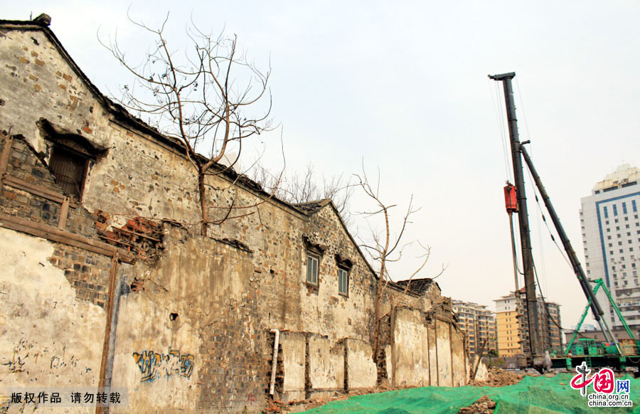 2015年3月11日，江蘇南京，清代老宅殘存部分墻體頹敗。中國網圖片庫 王啟明/攝