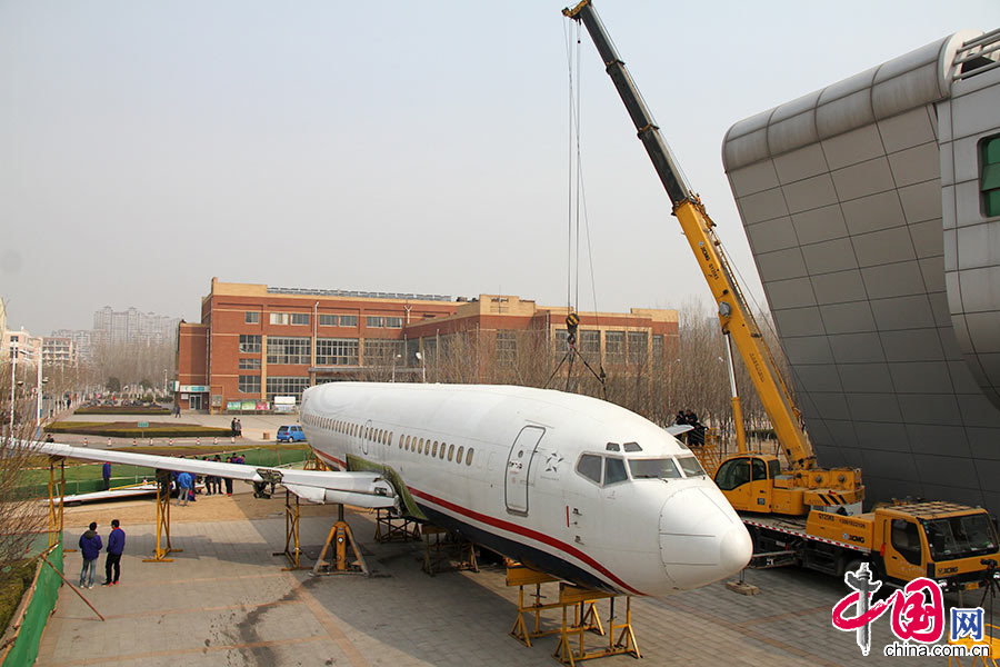 　　2015年3月12日，山东滨州，维修人员正在对波音737-300飞机进行机翼组装作业。中国网图片库 张滨滨/摄