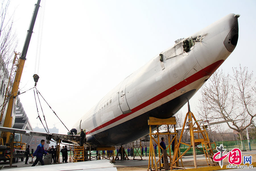 　　2015年3月12日，山东滨州，维修人员正在对波音737-300飞机进行机翼组装作业。中国网图片库 张滨滨/摄