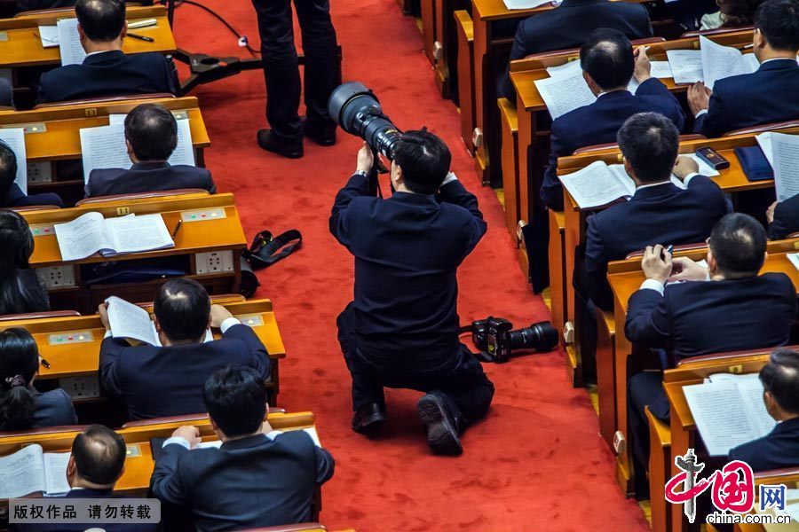 中国网3月13日讯，每年一度的全国“两会”马上就要结束了，数千名人大代表和政协委员上会履职，同时也有数千名记者在两会上实时跟踪报道两会新闻，面对这难得的机会，不管是专业的非专业的摄影师都轮番上阵，用手机、平板、相机等设备在这个庄严时刻留下永恒瞬间，但是想拍到构图好，背景合适的好照片可不容易，小编带您盘点全国“两会”上那些奇葩的摄影姿势。
