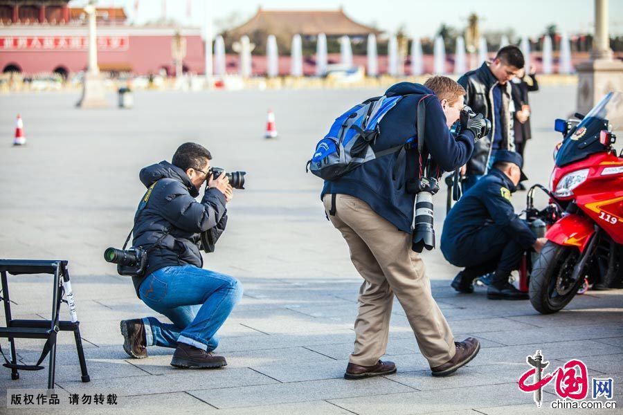 中國網3月13日訊，每年一度的全國“兩會”馬上就要結束了，數千名人大代表和政協委員上會履職，同時也有數千名記者在兩會上實時跟蹤報道兩會新聞，面對這難得的機會，不管是專業的非專業的攝影師都輪番上陣，用手機、平板、相機等設備在這個莊嚴時刻留下永恒瞬間，但是想拍到構圖好，背景合適的好照片可不容易，小編帶您盤點全國“兩會”上那些奇葩的攝影姿勢。