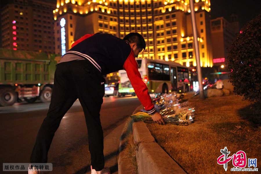  2015年3月12日晚，一名上海市民來到上海市吳中路、虹許路口，向“311”不幸殉職的民警茆盛泉獻花致哀。