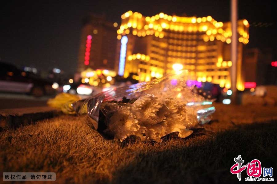 2015年3月12日晚，吳中路、虹許路口南北兩處綠化池邊擺滿了市民哀悼的花束。