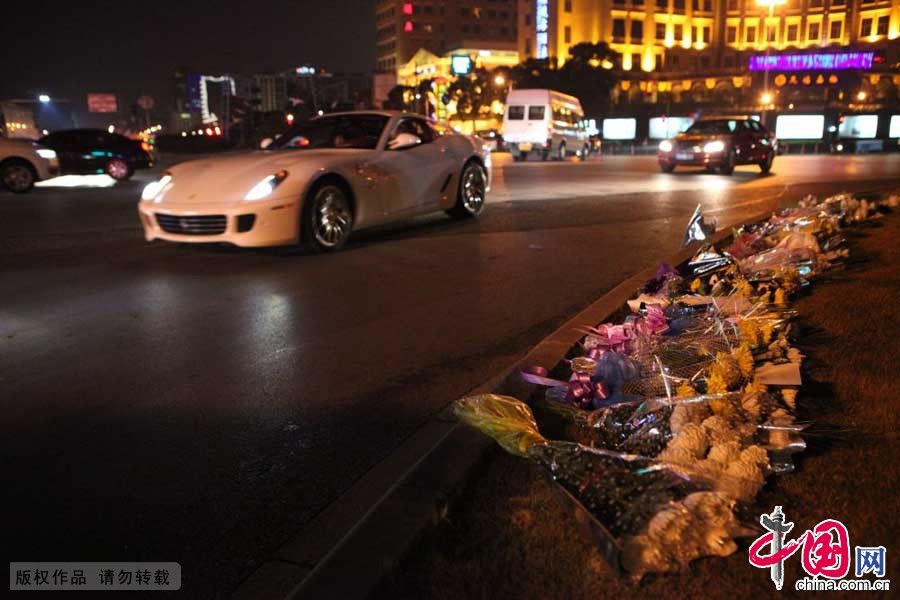 2015年3月12日晚，吳中路、虹許路口南北兩處綠化池邊擺滿了市民哀悼的花束。