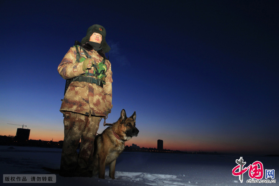  2012年11月29日，軍犬“大寶”和“好兄弟”李澤鈺冒著零下30多度的高寒，堅守在夜幕下的界江哨位上。