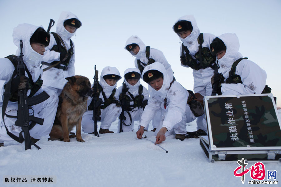 2013年12月28日，軍犬“大寶”和黑河好八連巡邏組官兵冒著零下30度嚴寒氣溫正在對一可疑足跡進行檢跡。