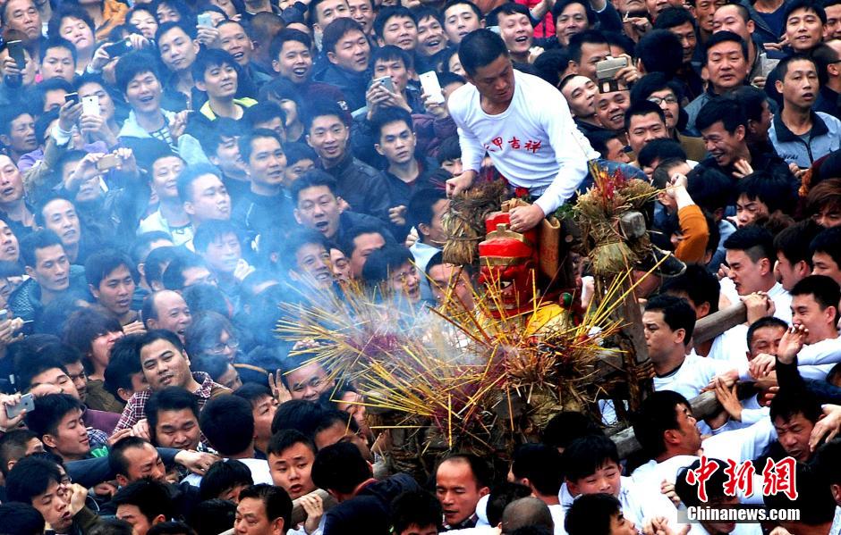 3月12日，羊年农历正月廿二，广东省汕头市澄海区盐灶村举行一年一度传统“拖神偶”民俗活动。