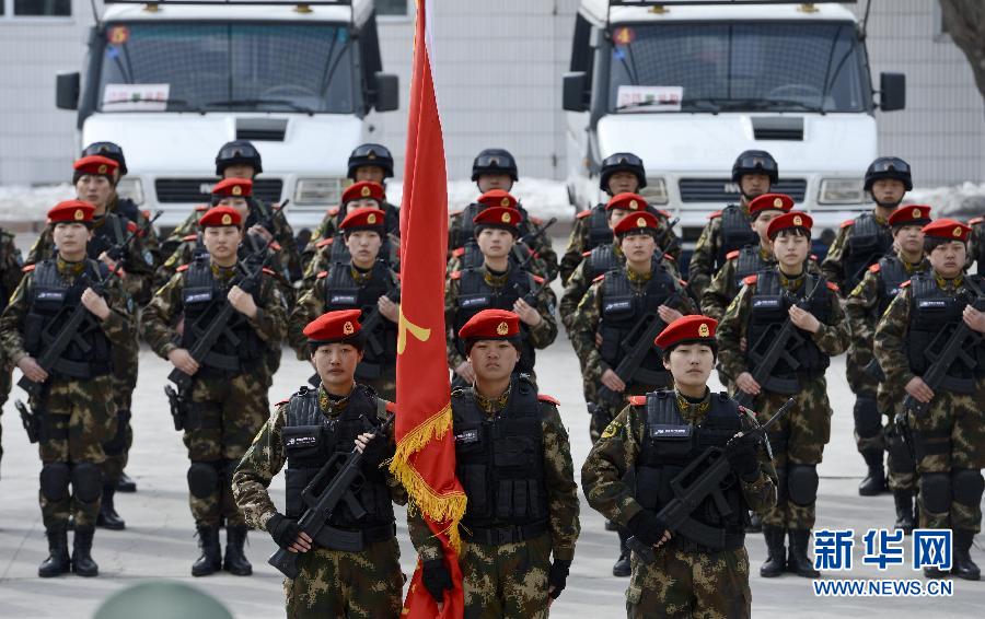头戴“红色贝雷帽”的“雪鹰女子特勤分队”在授旗仪式上列队（3月11日摄）。