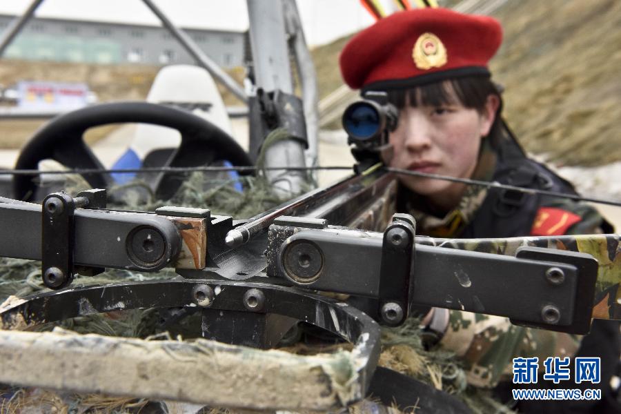 3月12日，“雪鷹女子特勤分隊”隊員李昌丹在進行弩槍訓練。 新華社記者 趙戈 攝