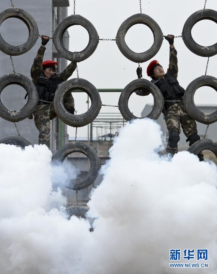 3月12日，“雪鷹女子特勤分隊”兩位女隊員在模擬實戰環境下進行體能訓練。新華社記者 趙戈 攝