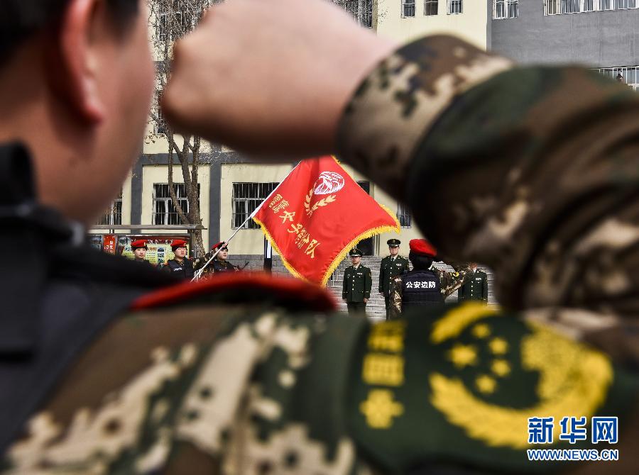 頭戴“紅色貝雷帽”的“雪鷹女子特勤分隊”隊員在進行宣誓（3月11日攝）。 新華社記者 趙戈 攝