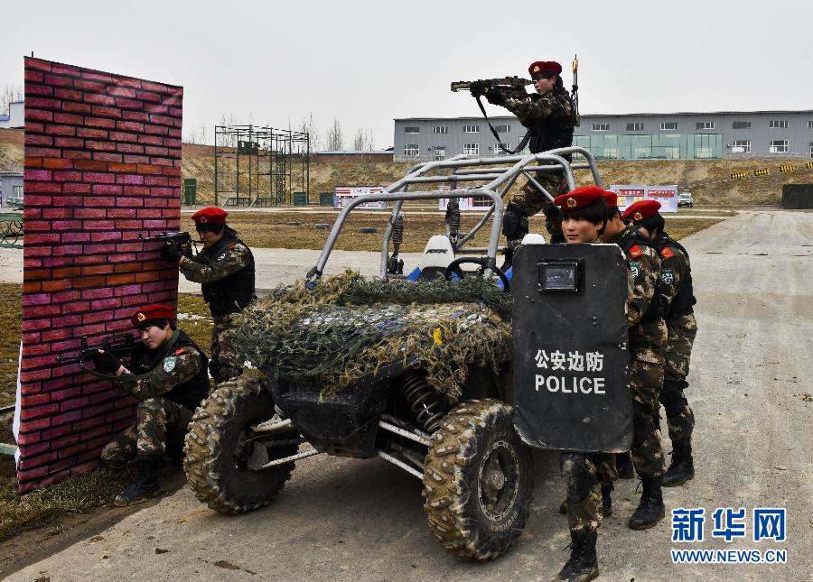 3月12日，“雪鷹女子特勤分隊”隊員們依託全地形車進行實戰訓練。 新華社記者 趙戈 攝