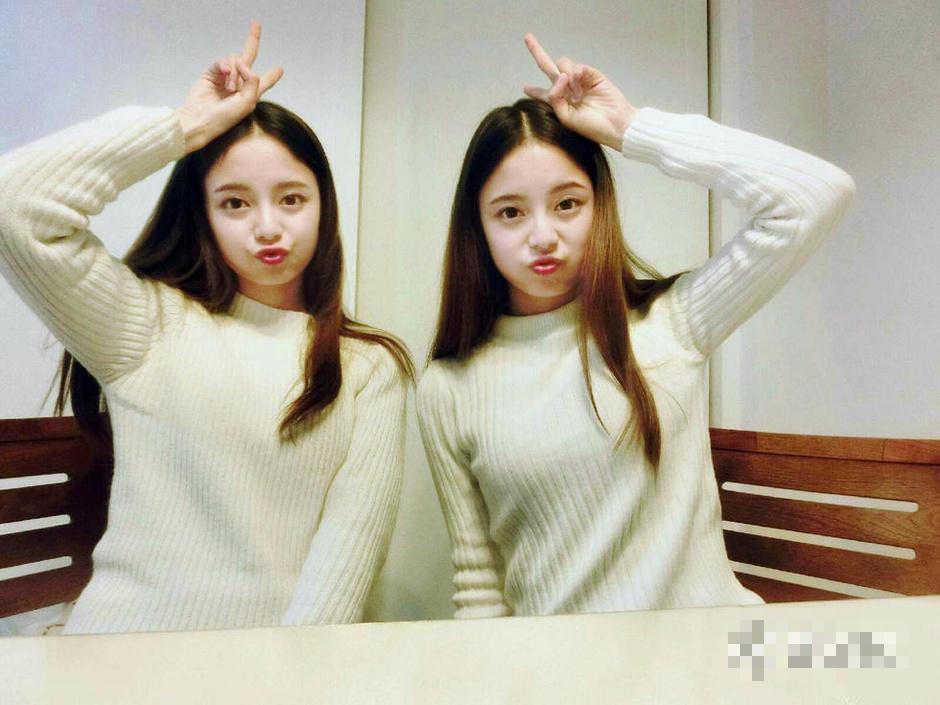 <em>双胞胎姐妹</em>花海量私照曝光 姐妹绝色颜值爆表