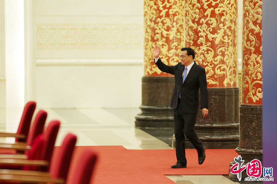 2015年3月15日,国务院总理李克强中外记者见面会召开，李克强总理入场向与会记者招手致意。中国网杨佳摄影