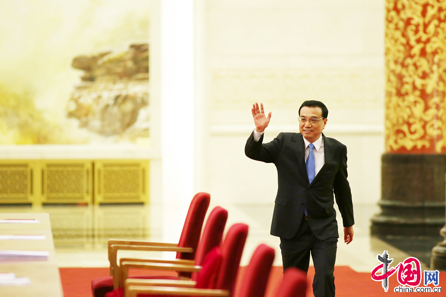 2015年3月15日,国务院总理李克强中外记者见面会召开，李克强总理入场向与会记者招手致意。中国网杨佳摄影
