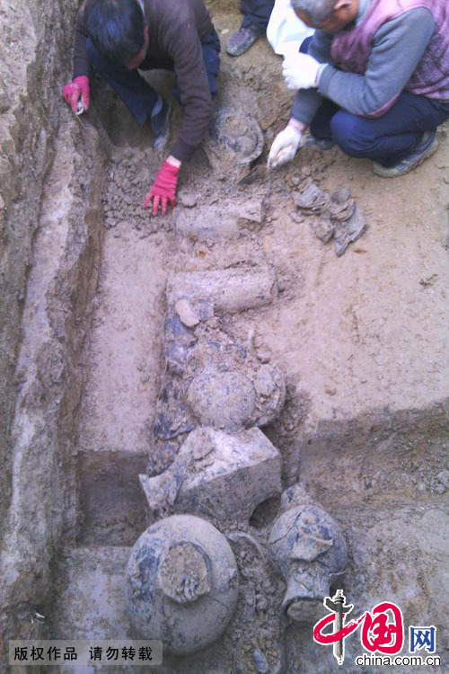 3月14日，河南週口市項城發現一處戰國至東漢時期的墓葬群。圖為考古工作人員在古墓發掘現場。