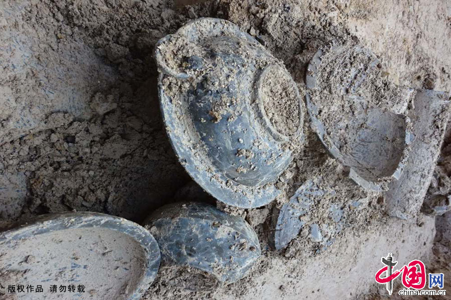 3月14日，河南週口市項城發現一處戰國至東漢時期的墓葬群。圖為古墓出土的陶器。