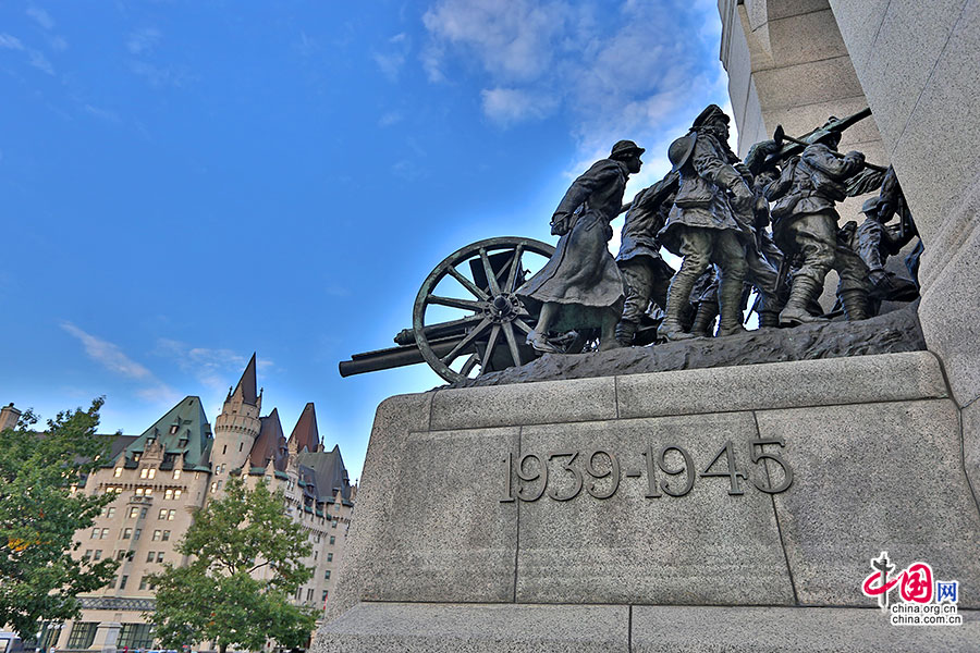 战争纪念碑最初是为纪念阵亡于一战的加拿大人而立的